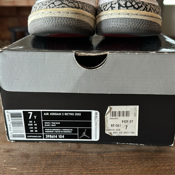 Air Jordan 3 (Retro) - Picture 2 of 7